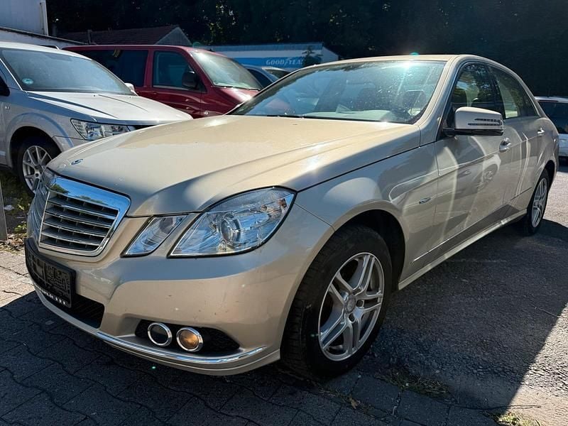 Gold Gebraucht 2011 Mercedes E200 Limousine | 4.950 € (Guter Preis) - Bild 1/4