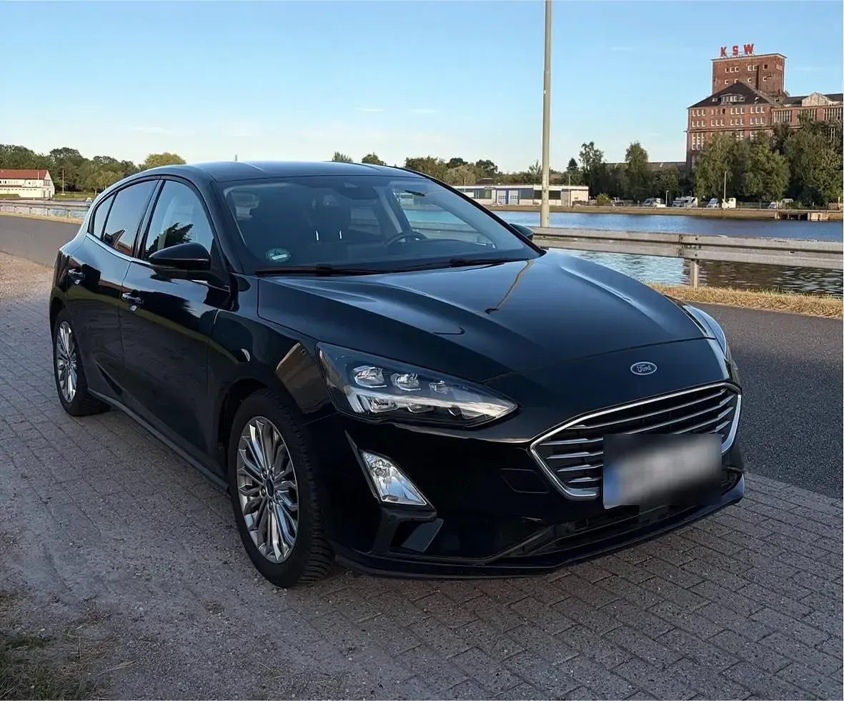 Gebraucht Ford Focus Titanium 125 PS (91 kW) 2020 Schwarz Limousine