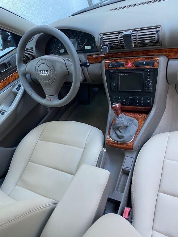 Schwarz Gebraucht 2000 Audi A4 Limousine | 7.000 € - Bild 1/4