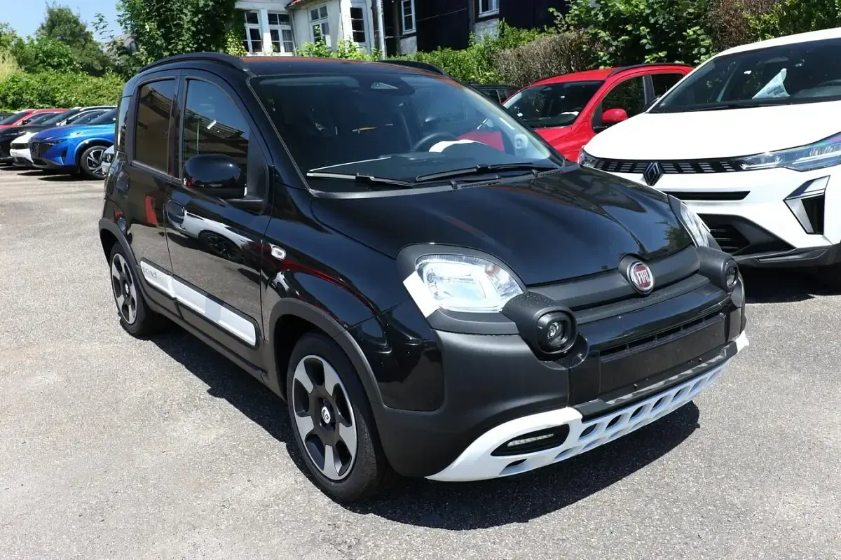 Neu Fiat Panda Cross Cross 65 PS (47 kW) 2026 Cinema schwarz Kleinwagen