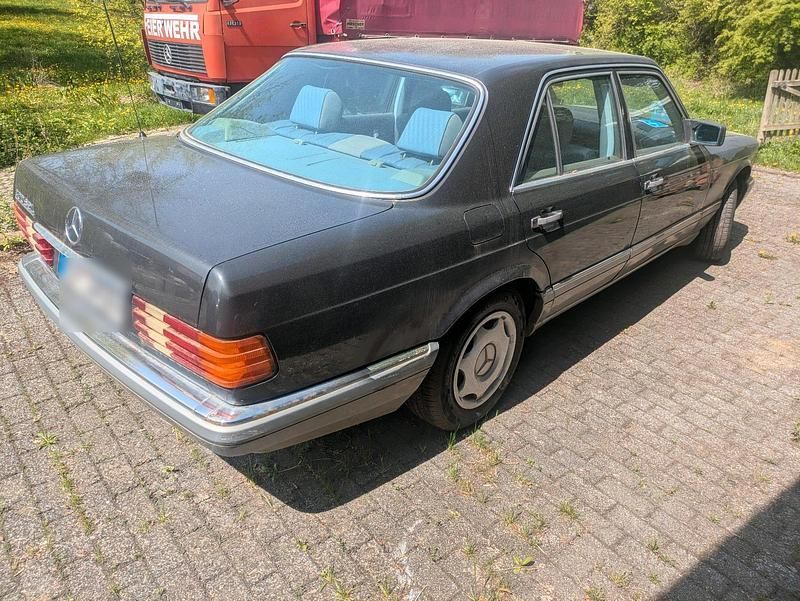 Second-hand Mercedes 300 1986 Negru Berlinǎ