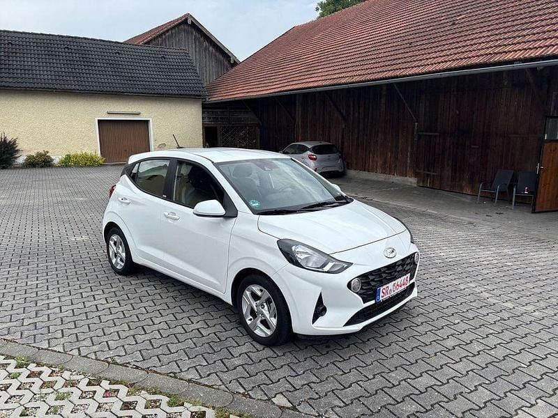 Weiß Gebraucht 2022 Hyundai i10 Trend Kleinwagen | 13.400 € (Guter Preis) - Bild 1/4