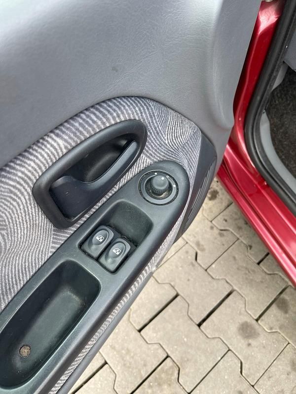 Używany Renault Clio II 75 KM (55 kW) 2000 Hatchback