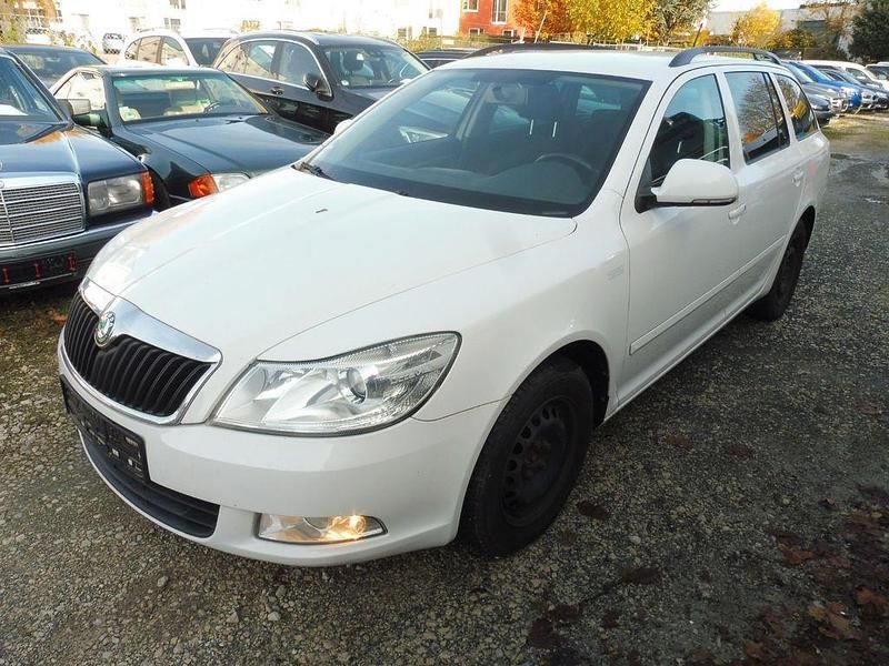 Weiß Gebraucht 2012 Skoda Octavia Family Kombi | 5.500 € (Teuer) - Bild 1/4