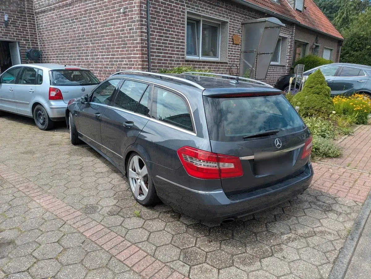 Gebraucht Mercedes E250 Avantgarde 204 PS (150 kW) 2010 Grau Limousine