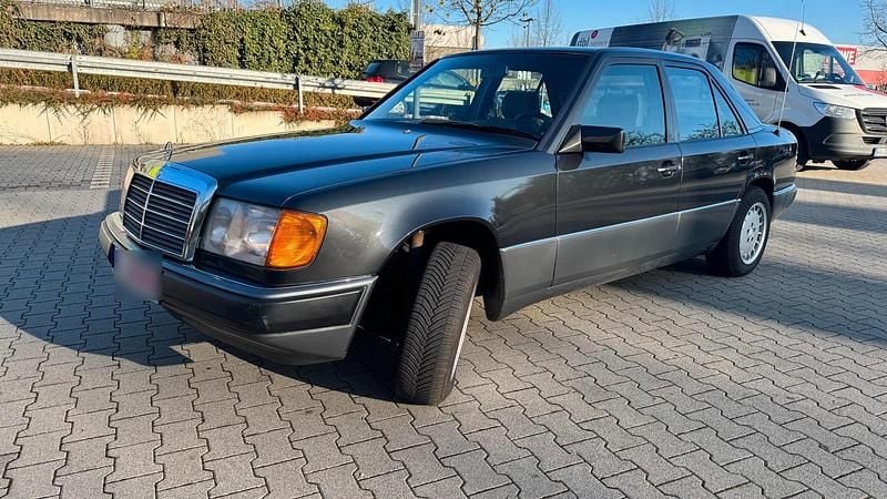Gebraucht Mercedes E200 122 PS (89 kW) 1991 Schwarz Limousine