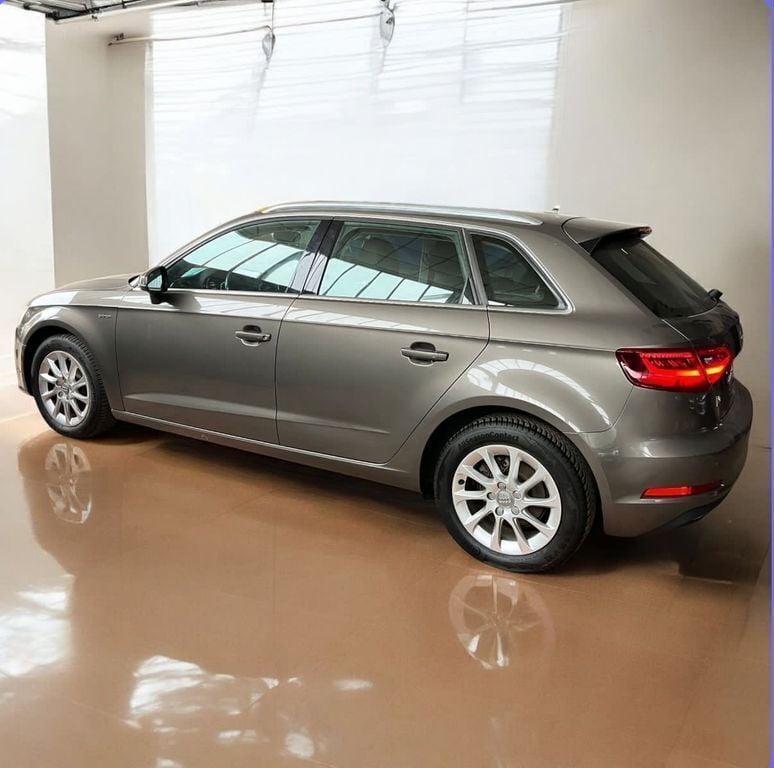 Gebraucht Audi A3 Sportback Attraction 110 PS (80 kW) 2015 Grau Kleinwagen