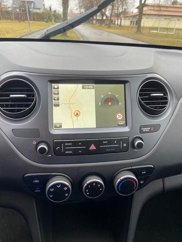 Gebraucht Hyundai i10 67 PS (49 kW) 2017 Blau Kleinwagen