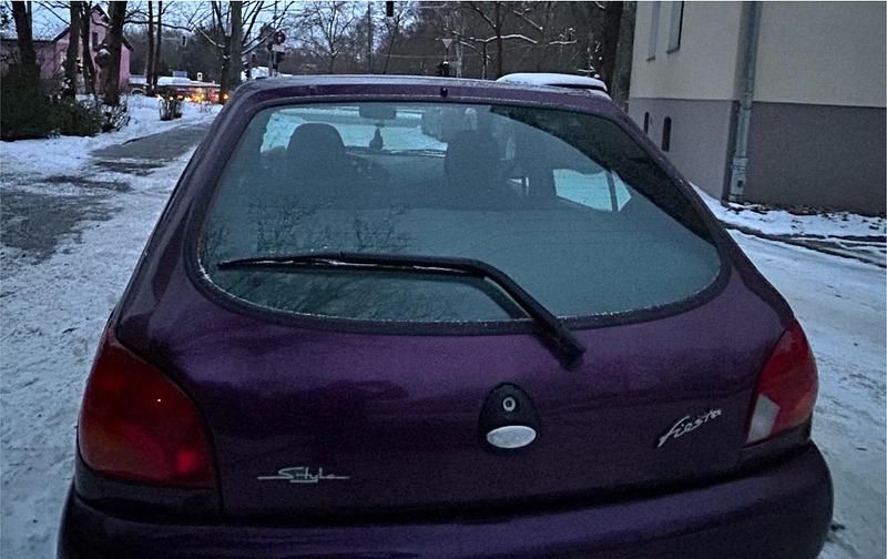 Gebraucht Ford Fiesta 55 PS (40 kW) 2000 Violet Kleinwagen