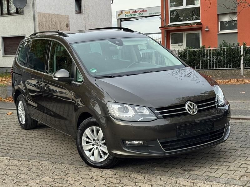 Gebraucht VW Sharan 150 PS (110 kW) 2020 Braun Van / Kleinbus