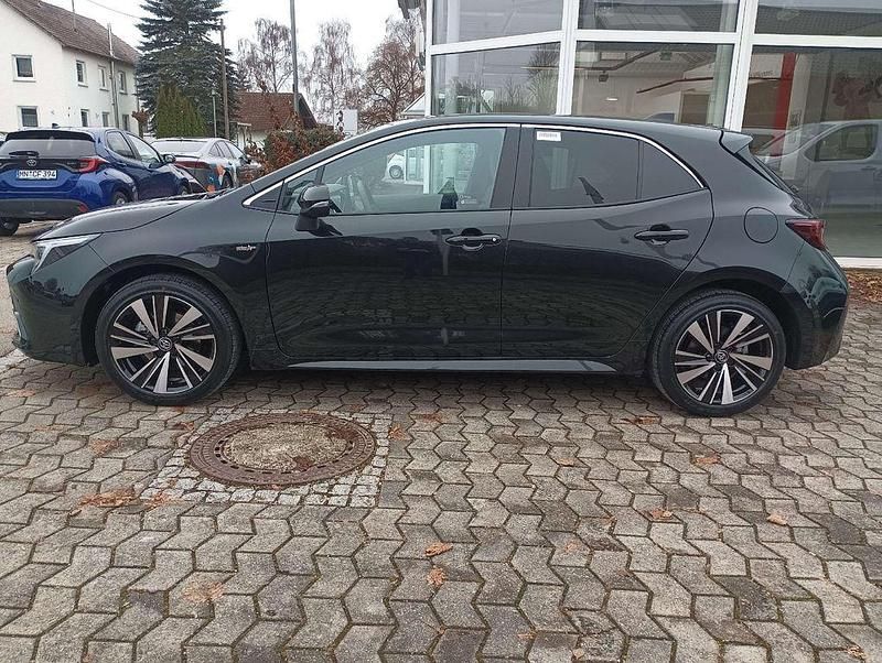 Neu Toyota Corolla 140 PS (102 kW) 2025 Schwarz Limousine