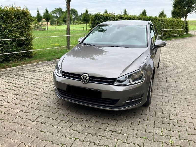 Grau Gebraucht 2014 VW Golf VII Comfortline Kleinwagen | 10.000 € (Fairer Preis) - Bild 1/4