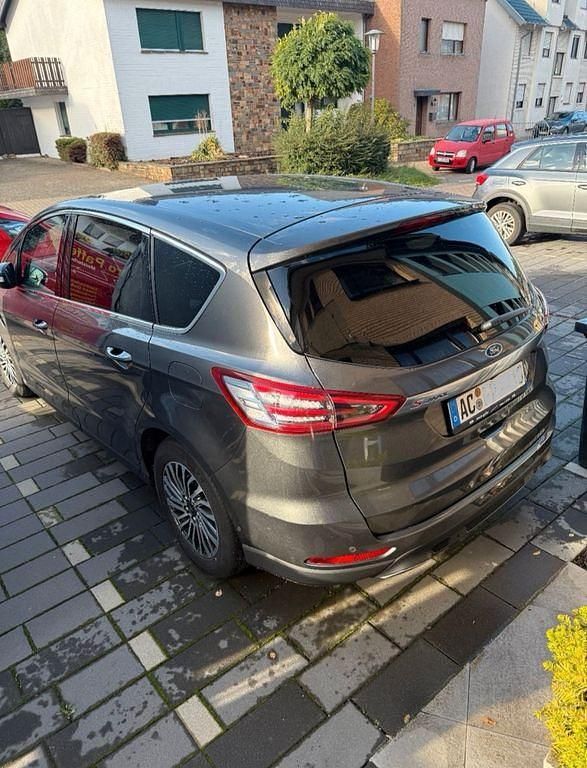 Grau Gebraucht 2018 Ford S-MAX Titanium Van / Kleinbus | 23.400 € (Etwas zu teuer) - Bild 1/4