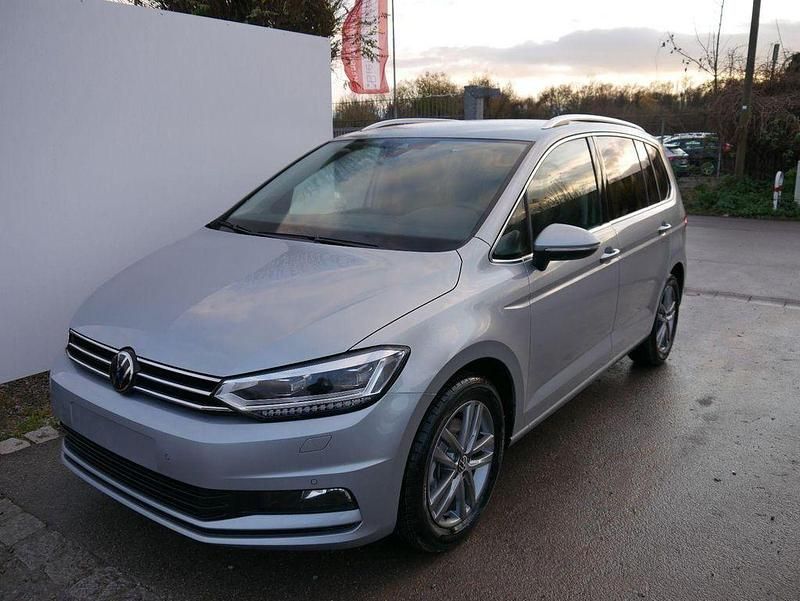 Neu VW Touran Comfortline 150 PS (110 kW) 2025 Oyster silver metallic Van / Kleinbus