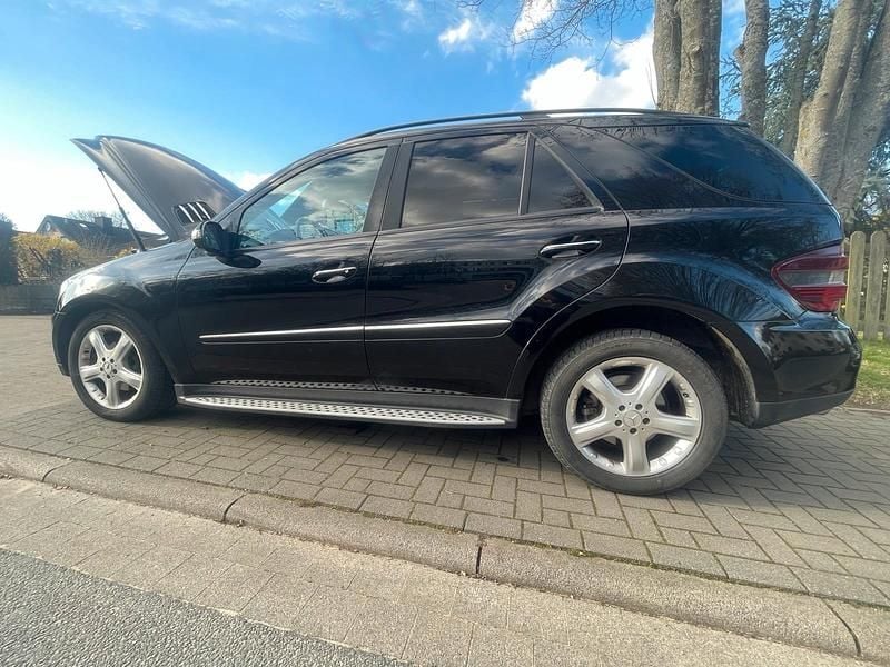 Gebraucht Mercedes ML320 224 PS (164 kW) 2007 Schwarz SUV