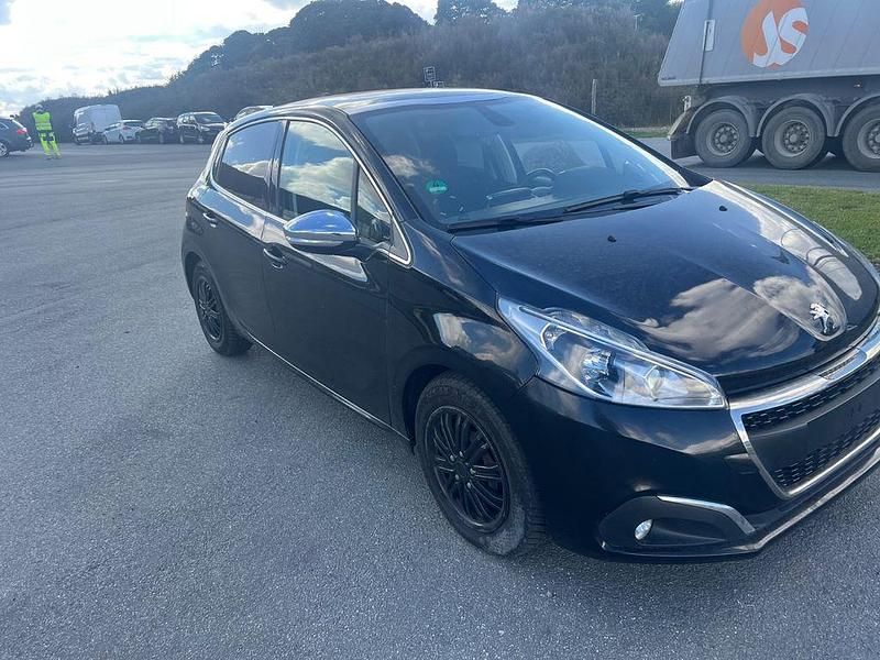 Gebraucht Peugeot 208 Allure 99 PS (72 kW) 2018 Schwarz Kleinwagen