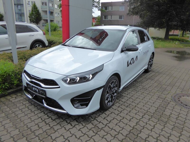 Weiß Gebraucht 2025 Kia Ceed GT GT-Line Limousine | 28.980 € (Guter Preis) - Bild 1/4