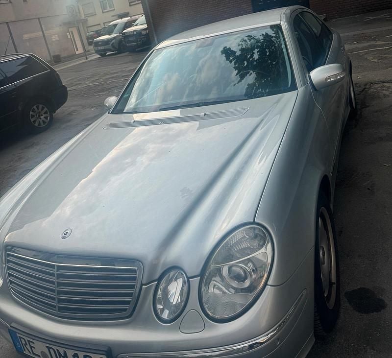 Silber Gebraucht 2006 Mercedes E220 Avantgarde Limousine | 6.000 € (Fairer Preis) - Bild 1/4