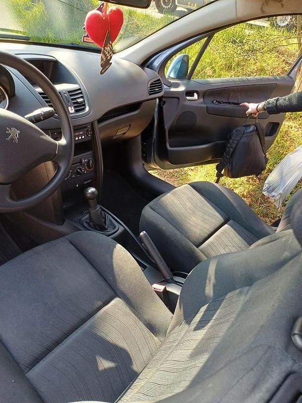 Gebraucht Peugeot 207 Filou 88 PS (64 kW) 2007 Silber Limousine