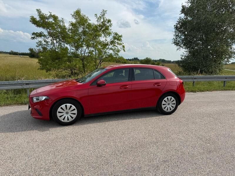 Rot Gebraucht 2019 Mercedes A160 Limousine | 15.700 € (Superpreis) - Bild 1/4