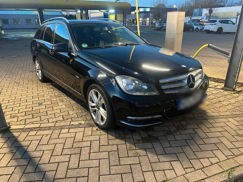 Gebraucht Mercedes 220 174 PS (127 kW) 2012 Schwarz Kombi
