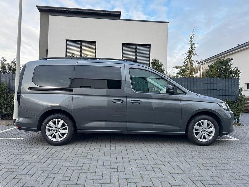 Grau Gebraucht 2022 VW Caddy Maxi Life Life Van / Kleinbus | 24.998 € (Guter Preis) - Bild 1/4