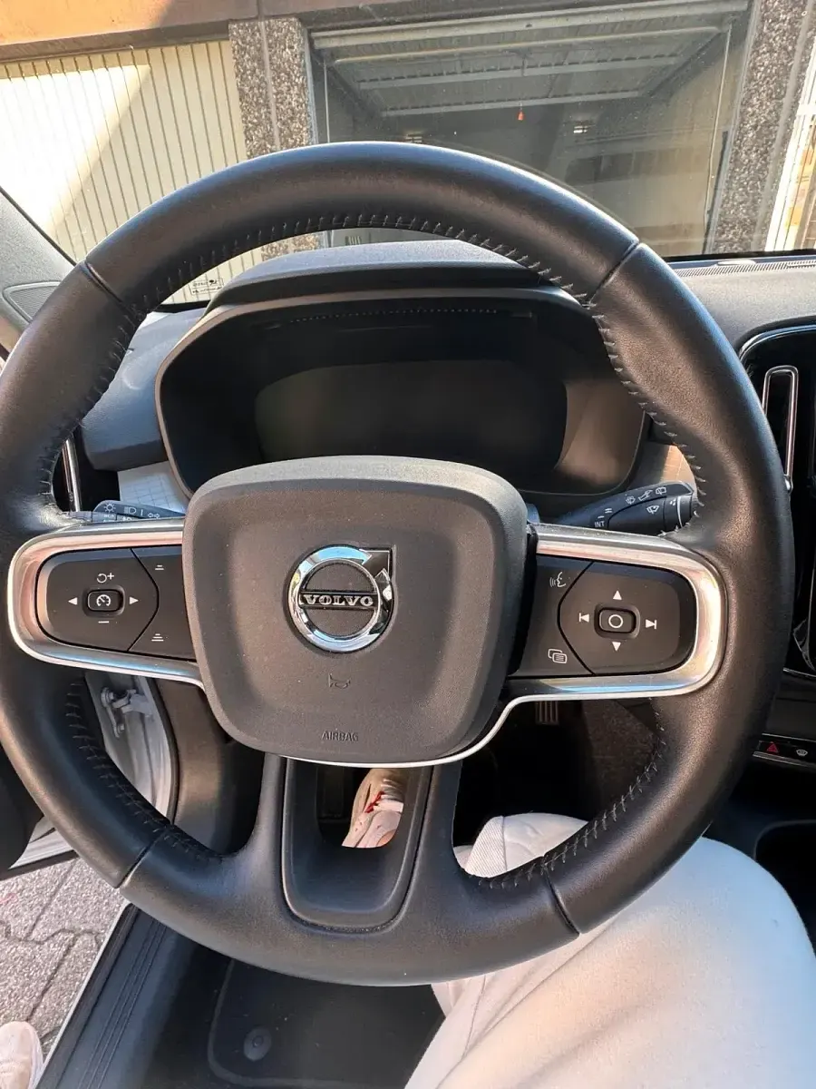 Second-hand Volvo XC40 Momentum 190 CP (139 kW) 2019 Alb SUV