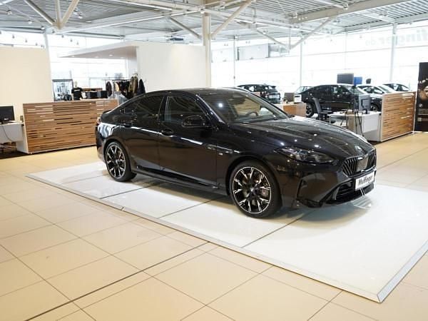 Schwarz (black sapphire metallic) Neu 2025 BMW 220 M Sport Coupé | 38.500 € (Superpreis) - Bild 1/4