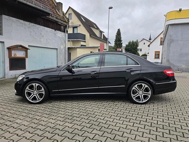 Gebraucht Mercedes E500 387 PS (284 kW) 2010 Schwarz Limousine