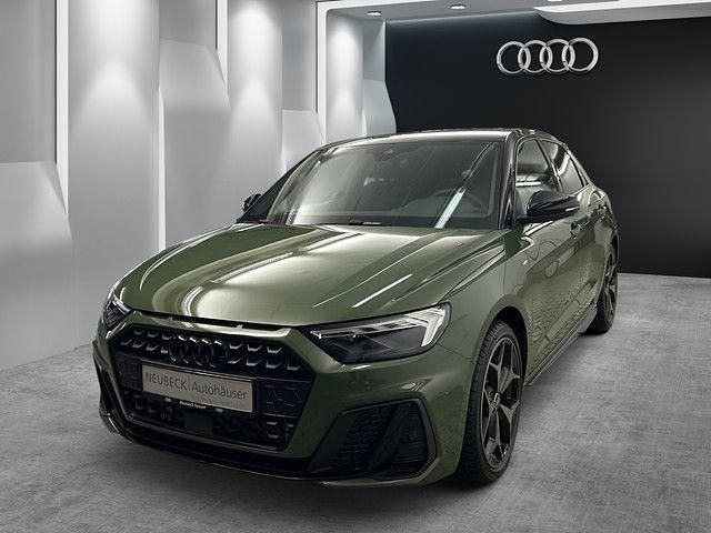 Distriktgrün metallic Neu 2025 Audi A1 Sportback S-Line Kleinwagen | 41.895 € - Bild 1/4