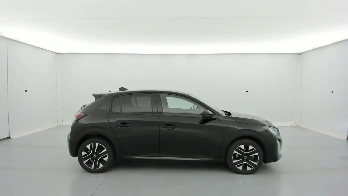 Gebraucht Peugeot 208 Allure 101 PS (74 kW) 2024 Schwarz (noir perla nera) Kleinwagen
