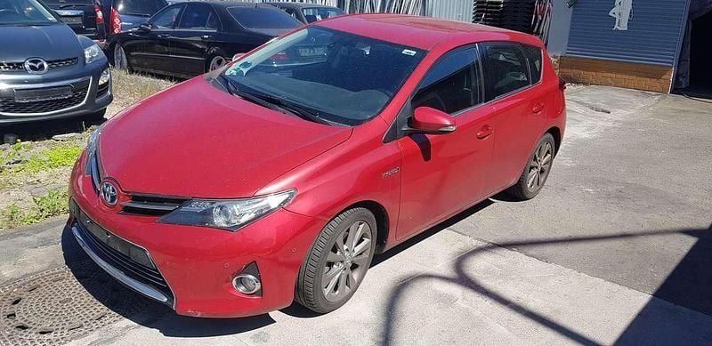 Rot Gebraucht 2015 Toyota Auris Hybrid Executive Limousine | 9.800 € (Fairer Preis) - Bild 1/4