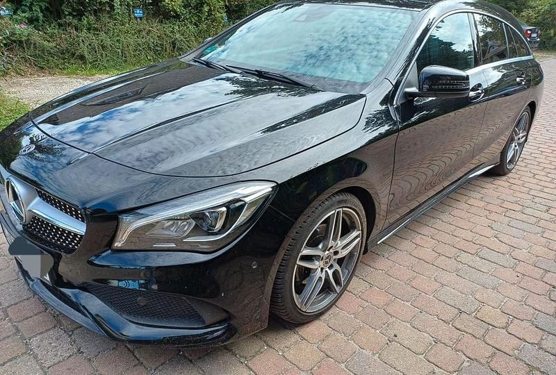 Schwarz Gebraucht 2018 Mercedes CLA180 Shooting Brake AMG line Kombi | 16.400 € (Guter Preis) - Bild 1/4