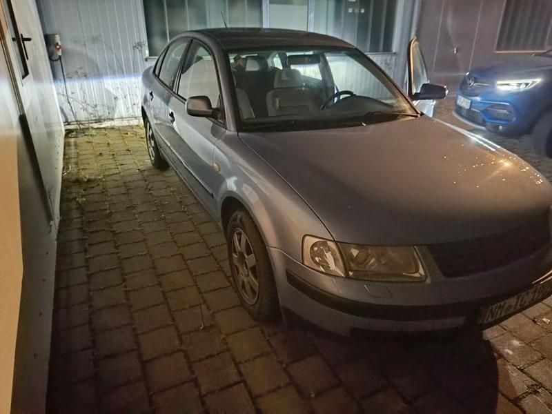 Blau Gebraucht 1999 VW Passat Basis Limousine | 1.500 € (Guter Preis) - Bild 1/4