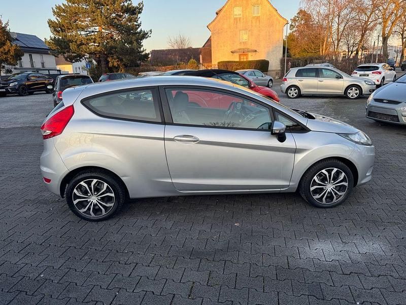 Gebraucht Ford Fiesta Ambiente 60 PS (44 kW) 2009 Silber Kleinwagen