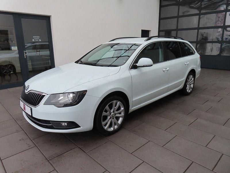 Weiß Gebraucht 2015 Skoda Superb Kombi | 7.585 € (Fairer Preis) - Bild 1/4