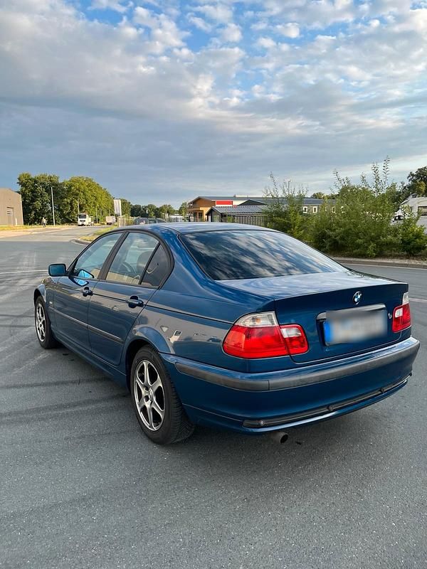 Blau Gebraucht 2001 BMW 316 Limousine | 1.750 € (Fairer Preis) - Bild 1/4