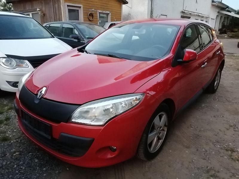Rot Gebraucht 2009 Renault Mégane III Dynamique Limousine | 2.490 € (Guter Preis) - Bild 1/4