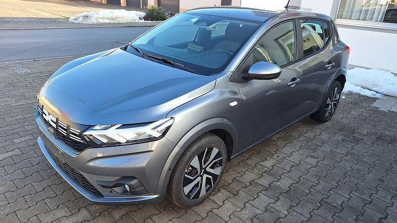Neu Dacia Sandero Expression 101 PS (74 kW) 2026 Grau Limousine