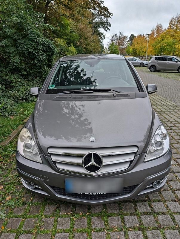 Grau Gebraucht 2010 Mercedes B180 Van / Kleinbus | 9.995 € - Bild 1/3