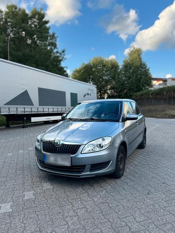 Grau Gebraucht 2012 Skoda Fabia Kleinwagen | 3.700 € (Fairer Preis) - Bild 1/4