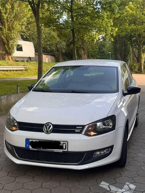 Weiß Gebraucht 2011 VW Polo Style Limousine | 3.000 € (Guter Preis) - Bild 1/4