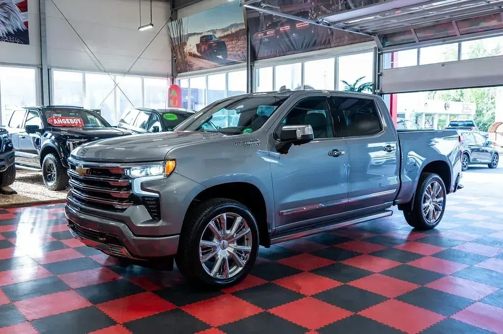Neu Chevrolet Silverado 309 PS (227 kW) 2025 Silber SUV