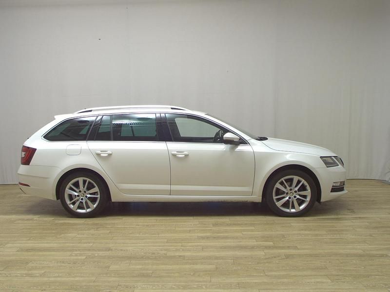Weiss Gebraucht 2020 Skoda Octavia Premium Edition Kombi | 14.980 € (Fairer Preis) - Bild 1/4