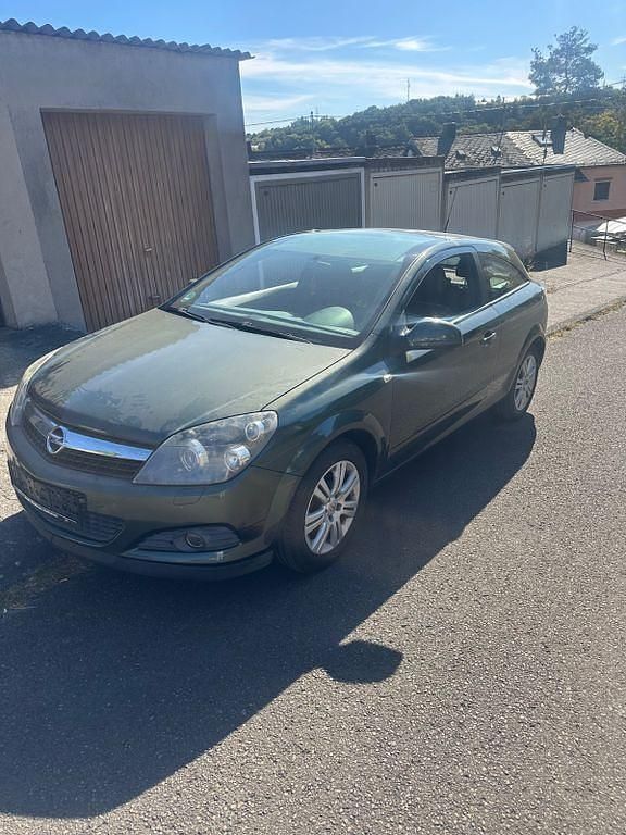 Grün Gebraucht 2009 Opel Astra Coupé | 2.450 € (Guter Preis) - Bild 1/4