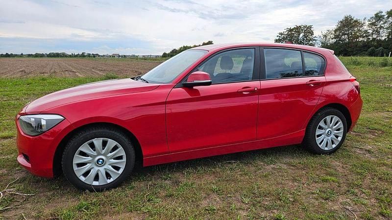 Rot Gebraucht 2015 BMW 114 Kleinwagen | 5.500 € (Fairer Preis) - Bild 1/4