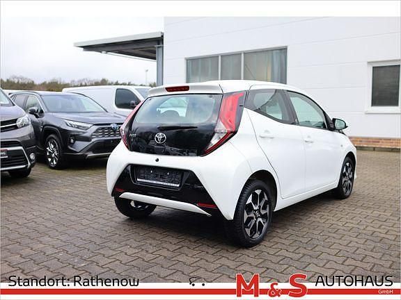 Gebraucht Toyota Aygo Team 72 PS (52 kW) 2021 Schneeweiß Kleinwagen