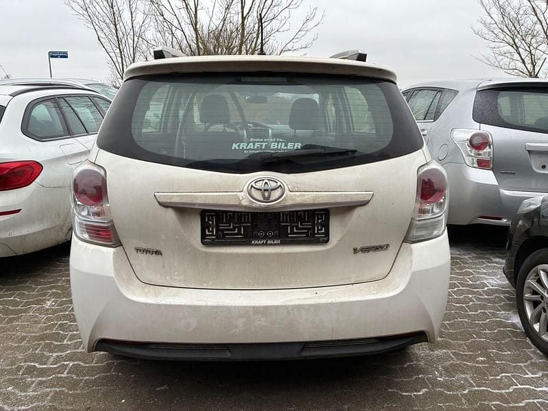 Gebraucht Toyota Verso Basis 111 PS (81 kW) 2015 Weiß Van / Kleinbus