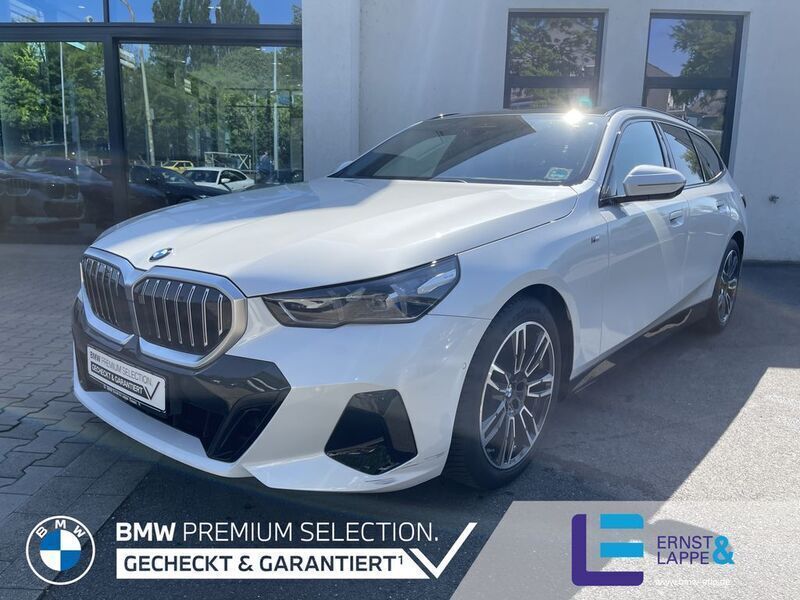 Mineralweiss Gebraucht 2024 BMW 520 M Sport Kombi | 55.970 € (Guter Preis) - Bild 1/4