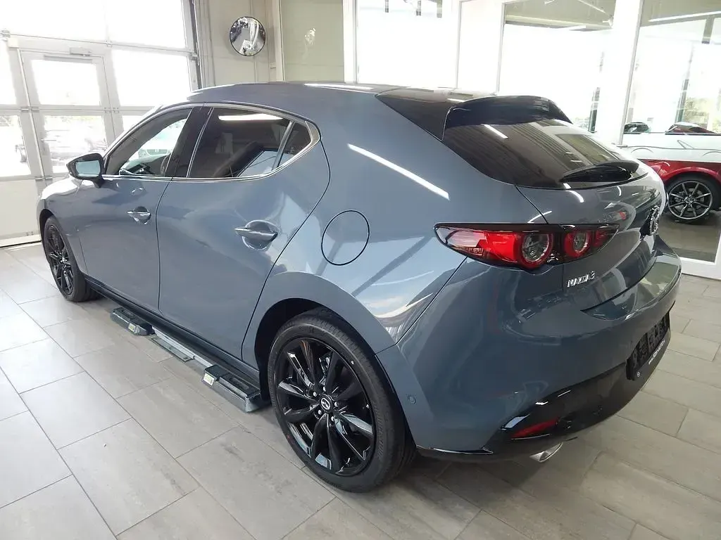 Neu Mazda 3 Homura-Line 140 PS (102 kW) 2026 Grau Limousine